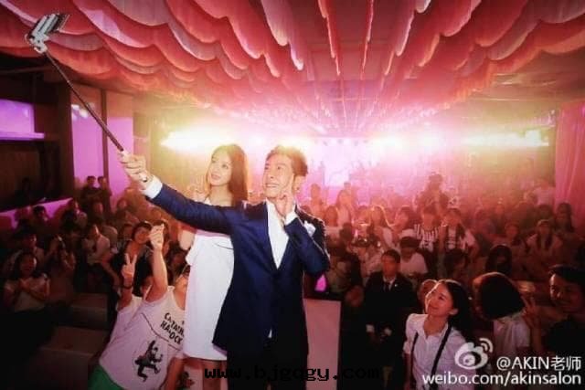 資生堂新(xīn)片(piàn)記(jì)者(zhě)会(huì)上(shàng)，AKIN老师與(yǔ)&ldquo; 尹新(xīn)月(yuè)大(dà)小姐&rdquo;赵麗颖現(xiàn)场(chǎng)玩起(qǐ)了自(zì)拍，小心(xīn)佛爺吃醋(cù)哦。RootSense根(gēn)元