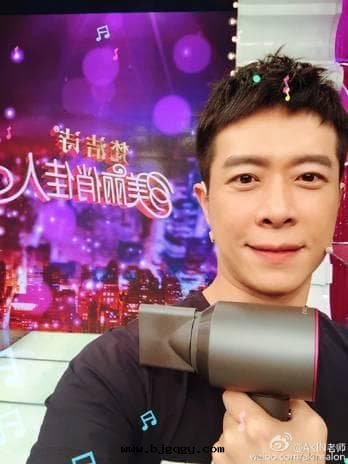 AKIN老师作(zuò)为(wèi)《美(měi)麗俏佳人(rén)》的(de)禦用(yòng)美(měi)發(fà)师，为(wèi)你演繹無數素人(rén)搖身(shēn)一变美(měi)人(rén)的(de)魔法(fǎ)过(guò)程。