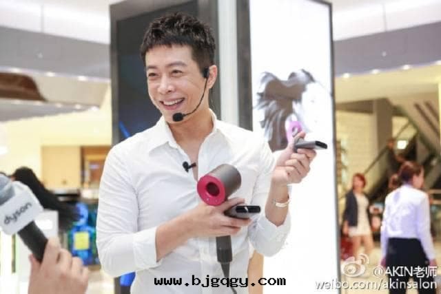 3000大(dà)洋(yáng)的(de)戴森(sēn)吹風(fēng)機(jī)那(nà)麼(me)美(měi)又那(nà)麼(me)贵，AKIN老师作(zuò)为(wèi)戴森(sēn)吹風(fēng)機(jī)新(xīn)品發(fà)布(bù)会(huì)的(de)首席(xí)造型指導，带(dài)領大(dà)家(jiā)領略戴森(sēn)吹風(fēng)機(jī)的(de)獨特(tè)魅力。RootSense根(gēn)元