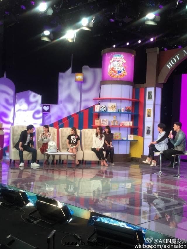  亞洲(zhōu)美(měi)發(fà)天(tiān)王VS日(rì)本(běn)保養天(tiān)王，AKIN老师與(yǔ)日(rì)本(běn)保養天(tiān)後(hòu)山(shān)本(běn)夫奈子一起(qǐ)作(zuò)为(wèi)辣(là)媽學(xué)院(yuàn)的(de)嘉賓。