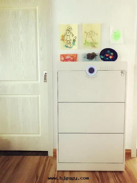 漂亮(liàng)的(de)RootSense智能(néng)鞋(xié)柜在(zài)大(dà)V媽媽家(jiā)中