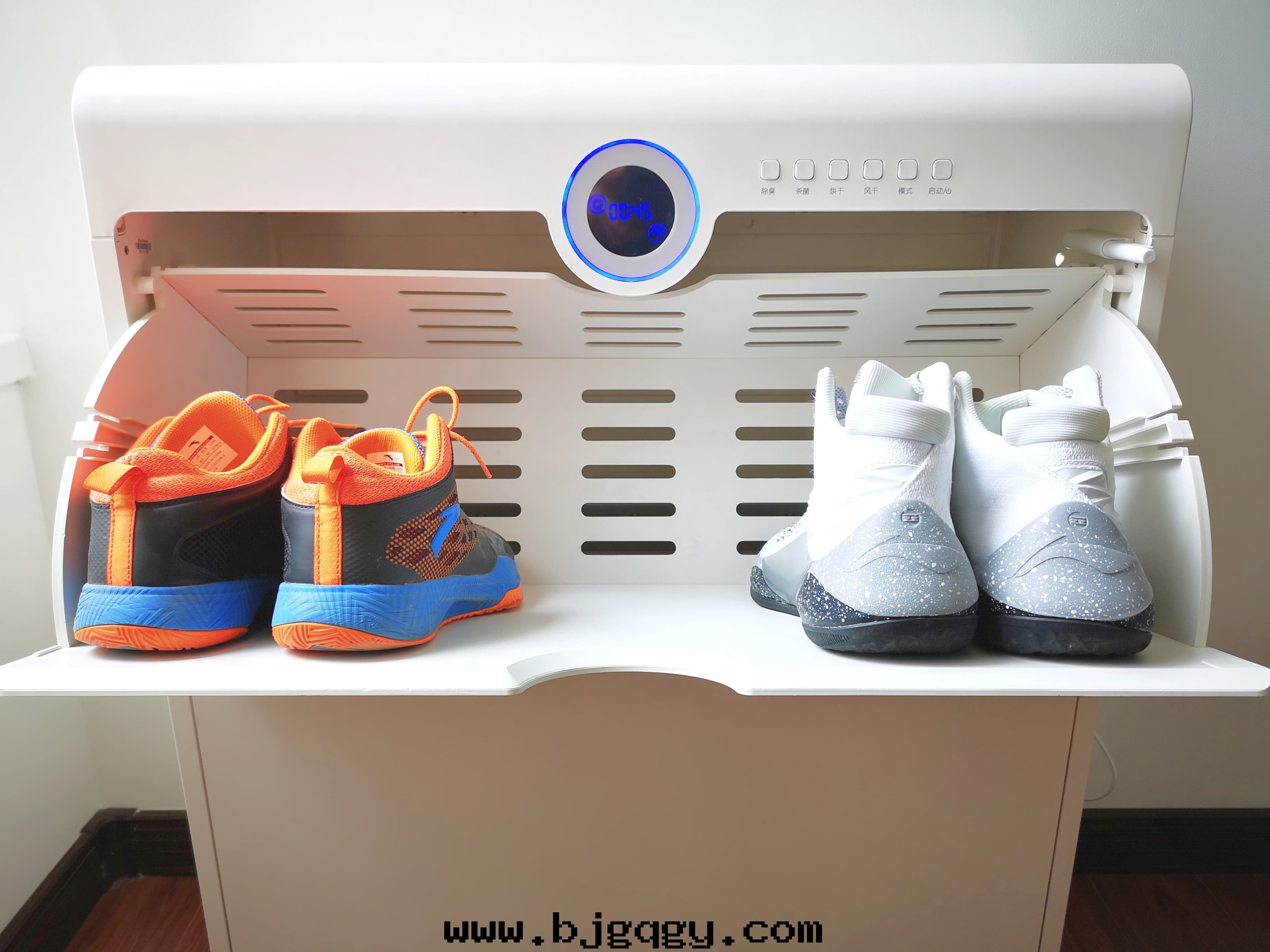 根(gēn)元环(huán)保智能(néng)鞋(xié)柜Footies,翻轉(zhuǎn)式鞋(xié)斗(dǒu)，内置照明(míng)