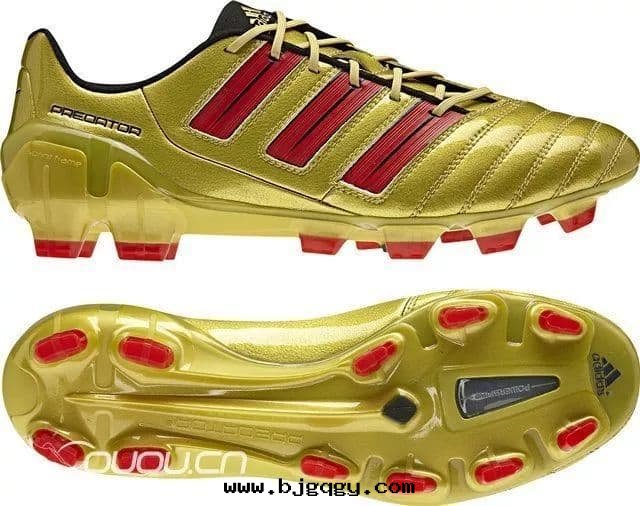 这(zhè)双(shuāng)adidas David Beckham AdiPower Predator是(shì)第(dì)一双(shuāng)adidas 發(fà)布(bù)零(líng)售的(de)金色(sè)獵鷹戰靴。相信(xìn)獵鷹和(hé)貝克(kè)漢姆的(de)粉丝(sī)们(men)不(bù)会(huì)错过(guò)拥有(yǒu)它(tā)的(de)機(jī)会(huì)。