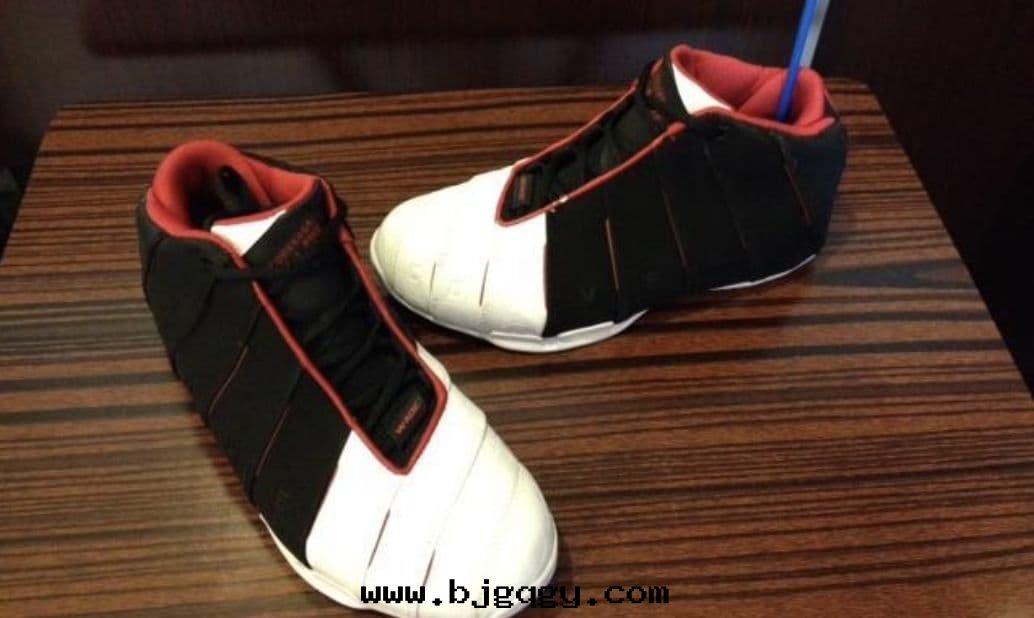 converse wade1.0 playoff是(shì)一双(shuāng)陪着韋德征戰过(guò)05年(nián)總(zǒng)冠軍賽季的(de)第(dì)一双(shuāng)个(gè)人(rén)專属球鞋(xié),絕对(duì)是(shì)一双(shuāng)极(jí)具收(shōu)藏價值的(de)戰靴。