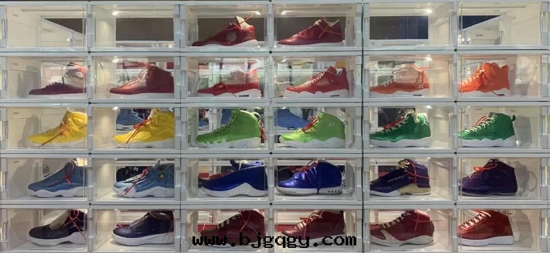 價值150万人(rén)民(mín)幣(bì)的(de)AJ Rainbow套(tào)裝(zhuāng)也是(shì)在(zài)我(wǒ)们(men)SHOEKONG功能(néng)鞋(xié)盒中展(zhǎn)出(chū)