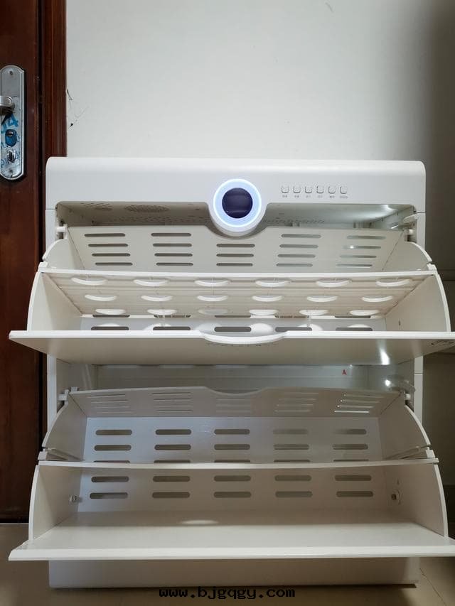 模範測評 | 这(zhè)款智能(néng)鞋(xié)櫃護理(lǐ)機(jī)，或(huò)将成(chéng)为(wèi)重(zhòng)要(yào)的(de)智能(néng)家(jiā)居(jū)标(biāo)配