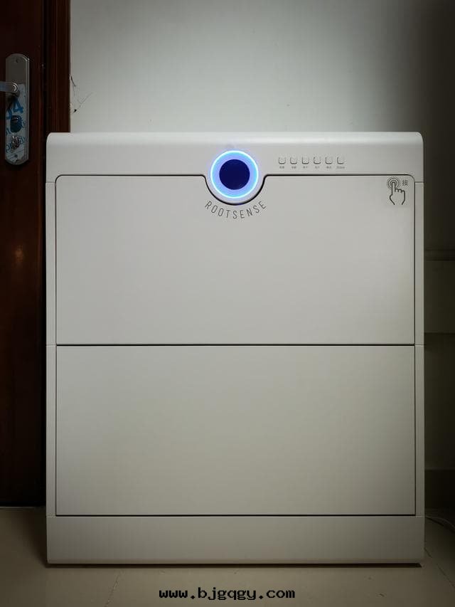 模範測評 | 这(zhè)款智能(néng)鞋(xié)櫃護理(lǐ)機(jī)，或(huò)将成(chéng)为(wèi)重(zhòng)要(yào)的(de)智能(néng)家(jiā)居(jū)标(biāo)配