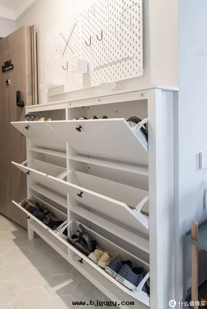 裝(zhuāng)鞋(xié)柜时(shí)，記(jì)得多(duō)花(huā)點(diǎn)錢(qián)这(zhè)樣(yàng)裝(zhuāng)，誰(shéi)用(yòng)都说(shuō)實(shí)用(yòng)！