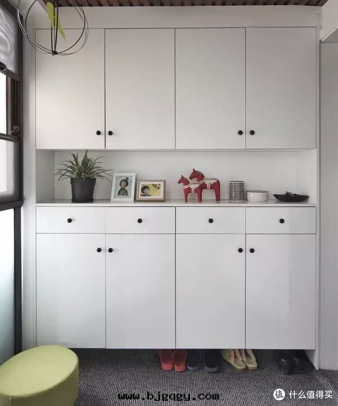 裝(zhuāng)鞋(xié)柜时(shí)，記(jì)得多(duō)花(huā)點(diǎn)錢(qián)这(zhè)樣(yàng)裝(zhuāng)，誰(shéi)用(yòng)都说(shuō)實(shí)用(yòng)！