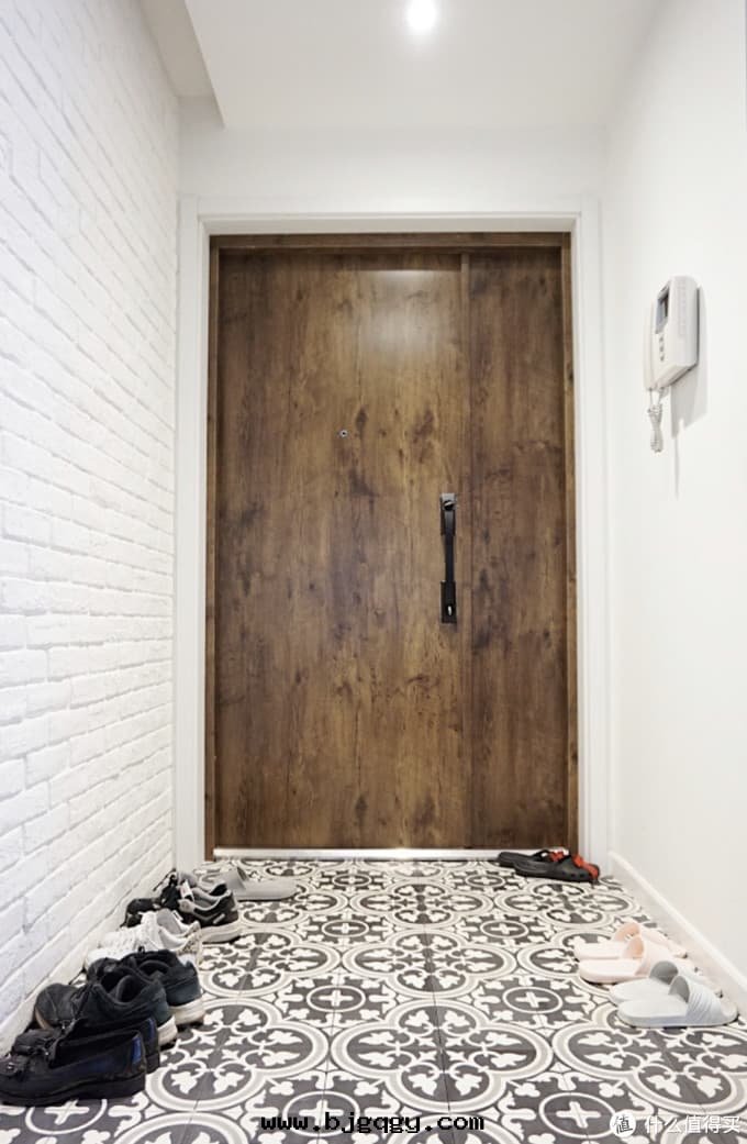 裝(zhuāng)鞋(xié)柜时(shí)，記(jì)得多(duō)花(huā)點(diǎn)錢(qián)这(zhè)樣(yàng)裝(zhuāng)，誰(shéi)用(yòng)都说(shuō)實(shí)用(yòng)！