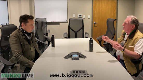 和(hé)門(mén)羅老(lǎo)爺子聊天(tiān)的(de)馬斯克(kè)